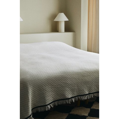 白色绗缝床罩