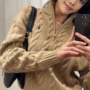 5折起 奶茶色纽纹毛衣€164