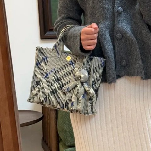 Burberry劲省$1518！Mini 针织手提包 格纹@维妮维妮妮