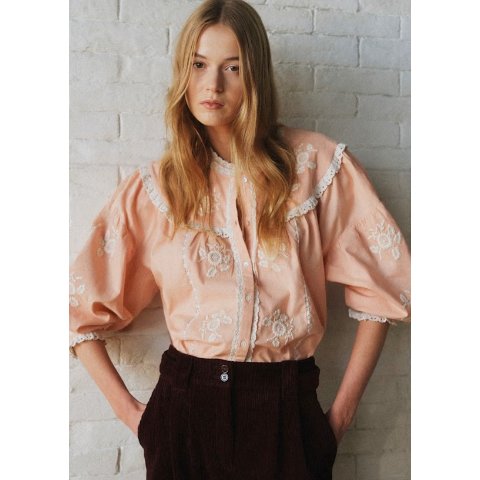 莲藕色娃娃领刺绣衬衫