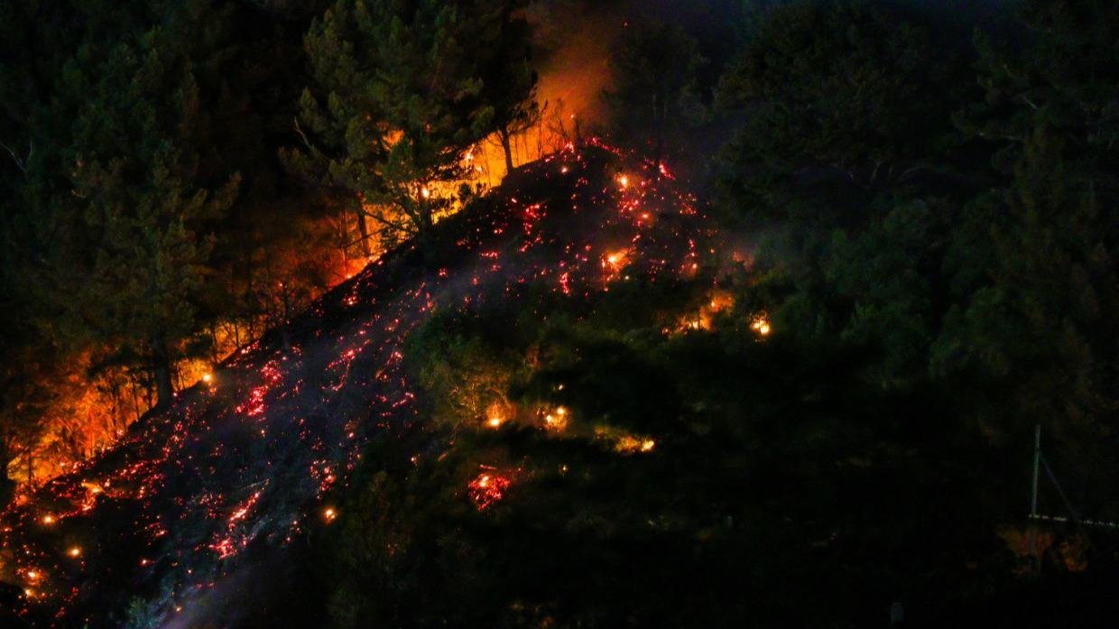 华莱士维尔山发生大型植被火灾，火势已“基本得到控制”