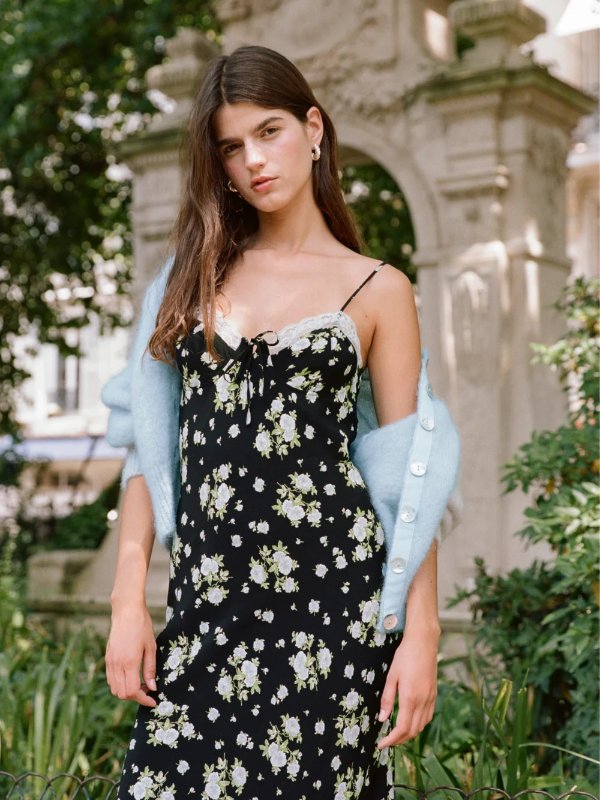 黑色碎花连衣裙