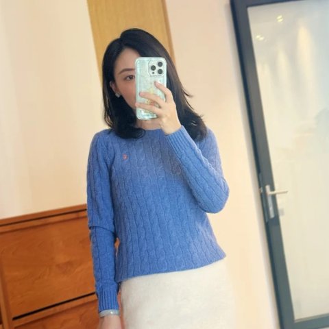  蓝色针织套头衫