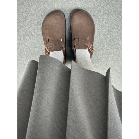 棕色皮革拖鞋