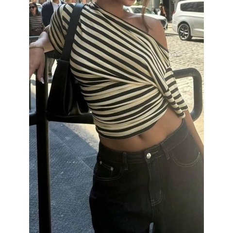 Elegant 条纹短袖斜肩T恤 收腰