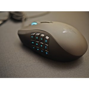 Razer Naga Chroma - Ergonomic MMO Gaming Mouse