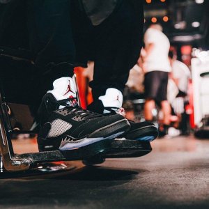 Air Jordan 5 “Metallic Black” 大童篮球鞋