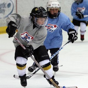 儿童冰上曲棍球运动
