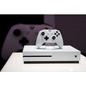 Xbox One S 2TB + The Division + AC Syndicate + Fallout 4 + Siege