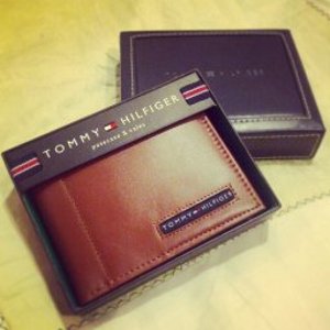 Tommy Hilfiger Men's Leather Cambridge Passcase Wallet