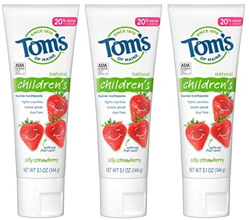 Amazon.com : Tom's of Maine Natural Children's Fluoride Toothpaste, Silly Strawberry, 5.1 oz. 3-Pack : Beauty & Personal Care儿童牙膏