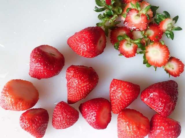 草莓的季节，来一个草莓慕斯蛋糕吧?