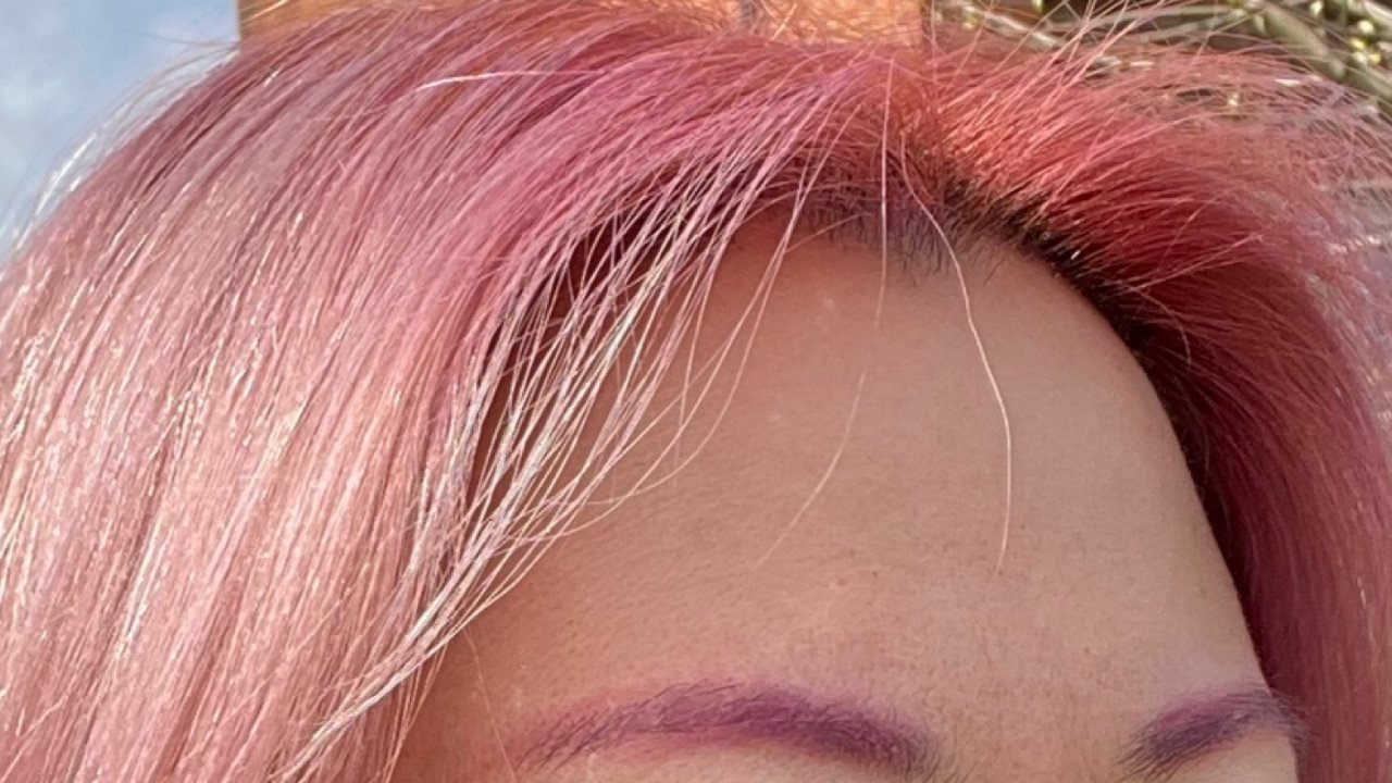 在家染发，最爱的粉红色