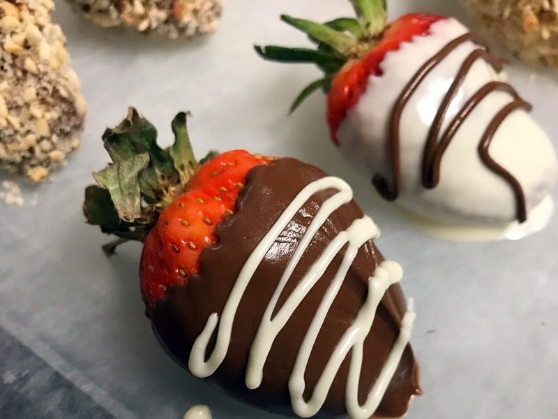 超简单情人节点心：巧克力草莓