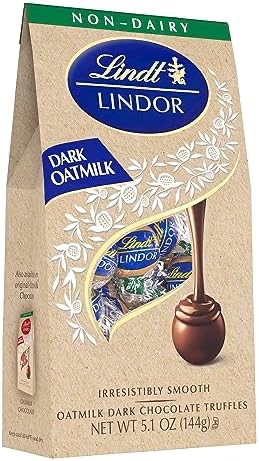 Amazon.com : Lindt LINDOR OatMilk Dark Chocolate Truffles, Non-Dairy Chocolate Truffles with Smooth, Melting Truffle Center, 5.1 oz. : Grocery & Gourmet Food 燕麦黑巧克力