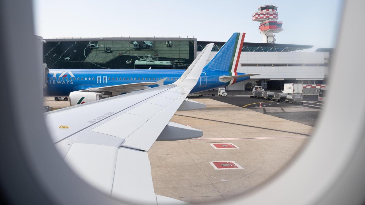 汉莎航空财报“见红”：半年巨亏5.42亿...