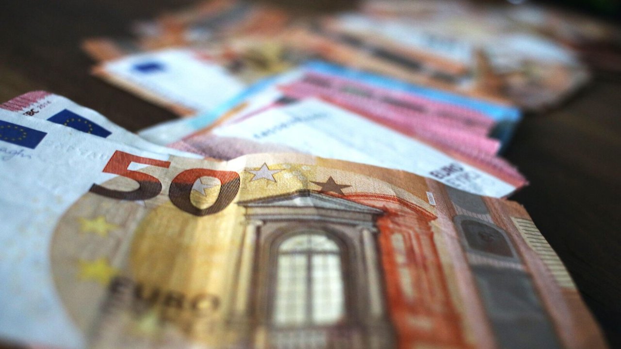 离大谱！布鲁塞尔警察搜查现场偷走2.5万...