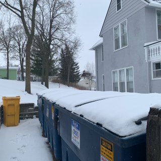 垃圾桶上有雪就好看了