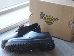 UO买什么 | Dr.Martens三孔马丁靴 | 拔草向