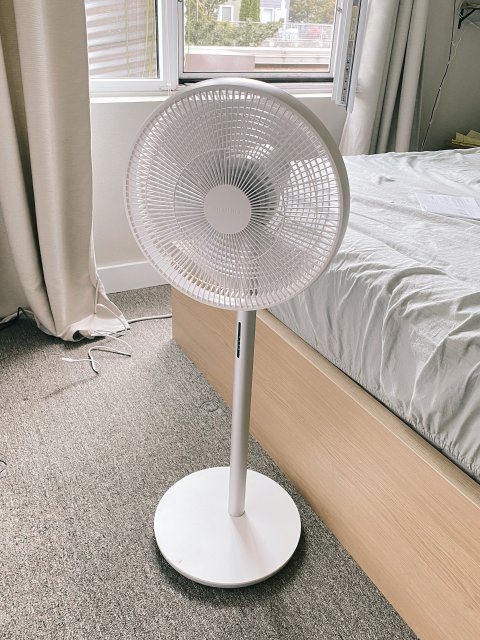 入了第一款带遥控器和显示器的小风扇！还可以连手机用～各方面都太方便了，除了不是无叶（无叶可能看着比较拉风，实际上也没什么）各方面吊打我家的戴森。君君看到我呀！