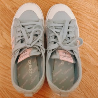 Adidas｜ 粉蓝鲜亮配色板鞋...