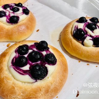 🫐蓝莓乳酪面包：简单又可爱的小艺术😝...