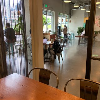 Bellevue有独立读书室的Cafe，...