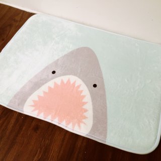 超可爱的小鲨鱼浴室垫！...