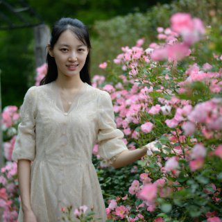 公园蔷薇花和蕾丝裙...