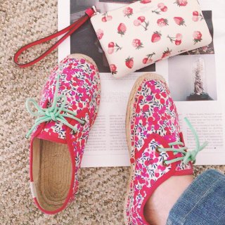 鞋包同一色2️⃣可愛的莓果印花配對🍒...
