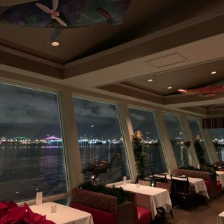 远眺西雅图天际线的绝美海岸餐馆...