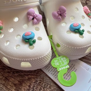 白色的crocs儿童鞋子...
