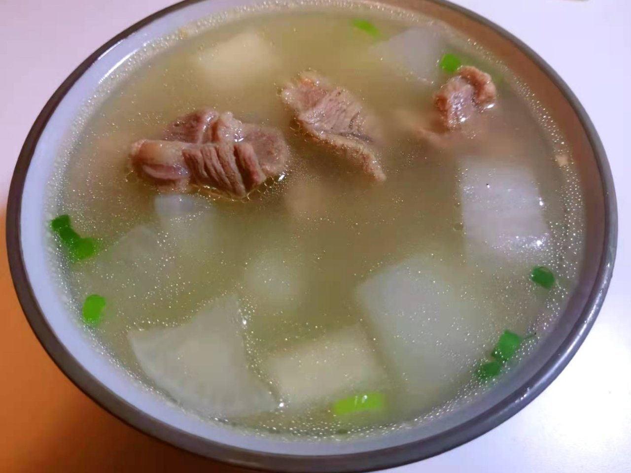 晒美味羊肉汤