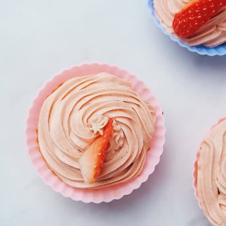 情人节特供💕酸甜粉嫩草莓🍓杯子蛋糕🍰...