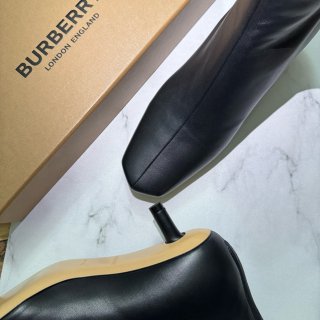 好时髦的Burberry皮靴...