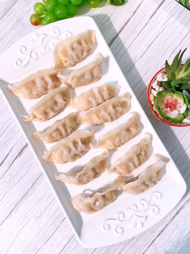 周末的早餐：鲜玉米汁，黄金蛋，水煮饺子