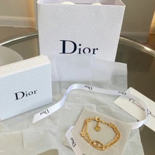 仙女必备单品- Dior星星手链🌟...