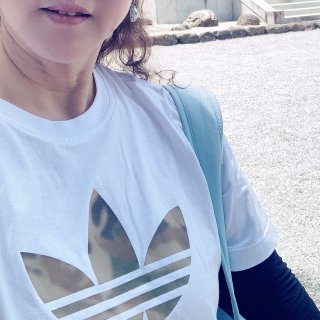 Adidas 三叶草☘️图案的圆领T恤衫...