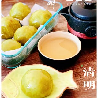 清明时节的传统美食：咸蛋黄肉松青团🐣...