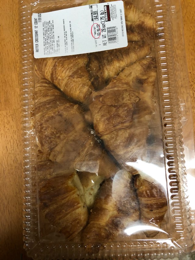 又买了一盒Costco的可颂面包。...