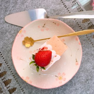下午茶时间☕️～草莓🍓蛋糕卷🍰...