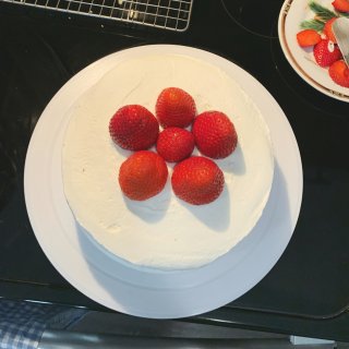 宅家做的草莓蛋糕🍰...
