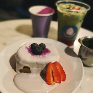 纽约brunch｜香芋蛋糕➕香芋拿铁🫐...