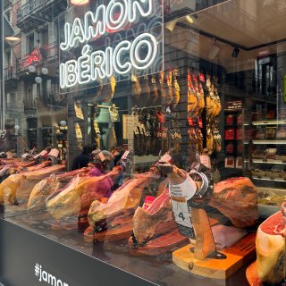 西班牙最大的火腿连锁店打卡✅...