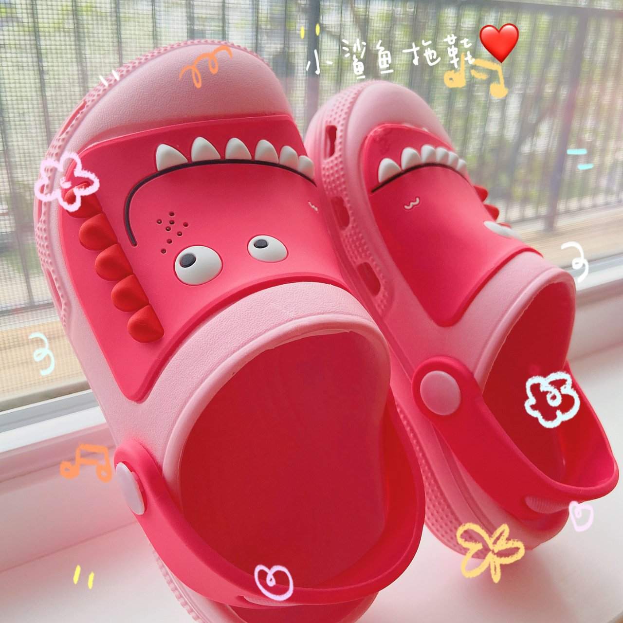 给小宝贝新买的鲨鱼🦈粉红💓拖鞋到了...