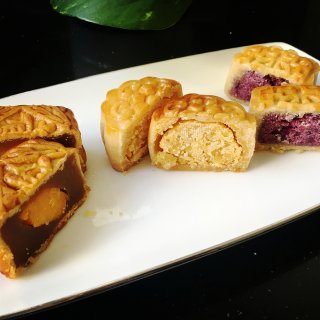 奶黄月饼,玫瑰紫薯月饼,蛋黄莲蓉月饼