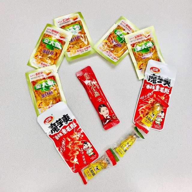 办公室零食大揭秘—翻山越岭从国内带...