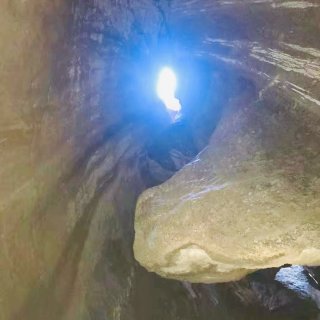巨石洞内的微光