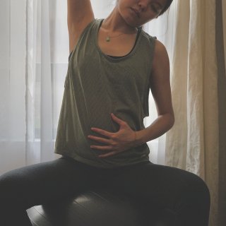 瑜伽球，缓解孕期腰背疼痛的好伙伴！...
