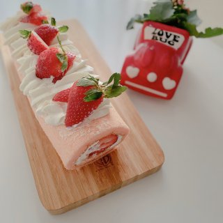 冬日治愈系甜品｜🍓草莓蛋糕卷，每一口都是...